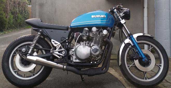 Préparation moto café racer Vue droite de la Suzuki 850